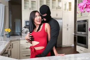 Một cô gái xinh đẹp đeo kính và có tính khí tuyệt vời! Đôi chân gợi cảm dài 170CM! Đã lâu rồi tôi chưa xem lại nó. Tôi giơ chân lên nhìn vào cái lỗ và nâng mông lên hướng về phía máy ảnh.