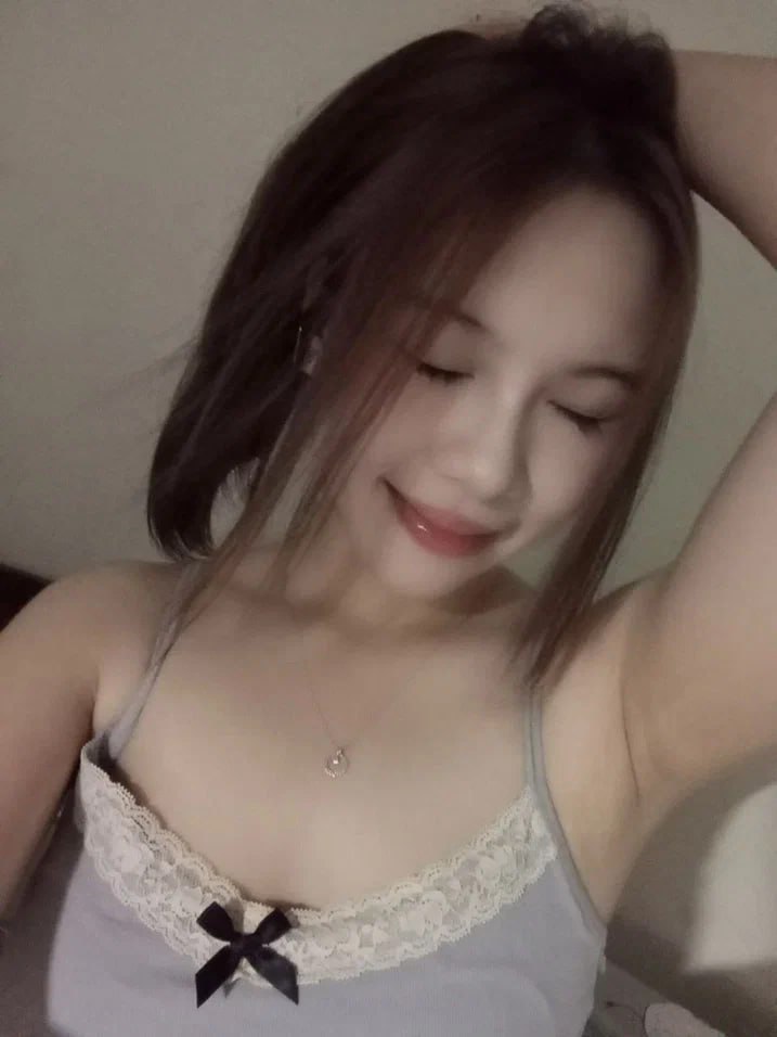 Một cô gái xinh đẹp với thân hình tuyệt vời, ngực lớn và mông to, vẻ ngoài quyến rũ, thích quyến rũ, âm đạo hẹp, tất lưới đen, cởi quần lọt khe, mông đẹp tuyệt vời rung chuyển, tạo dáng rất quyến rũ